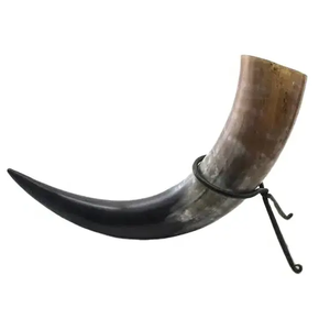 Support de luxe pour cornes à boire Viking en style animalier, en matériaux organiques portables, avec finition polie, pour tasses à bière - Product Image 1