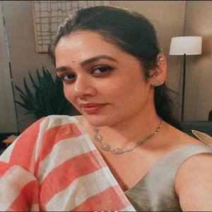 ผ้าส่าหรีพรีเมียม VASTRA COTTAGE ผ้าลินิน พร้อมขอบลายไหมสีเงิน พิมพ์ลายดิจิทัล และเสื้อผ้าซาตินแบบแบงกาลอร์ ผ้าส่าหรีดีไซน์หรู - Product Image 4