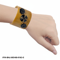 Bracelet manchette large en corne de buffle naturelle pour femme avec incrustations de boutons sculptés, fait main, style statement, idéal pour les soirées