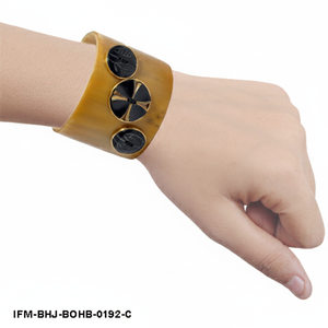 Bracelet manchette en corne de buffle naturelle avec incrustations de boutons en corne sculptée, large, fait main, style statement - Product Image 4