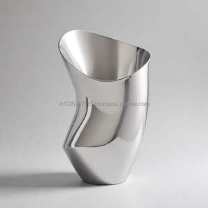 Vase à fleurs en métal tour élégante avec des lignes droites et une forme élégante idéale pour la décoration de bureau de luxe ou les halls d'hôtel - Product Image 5