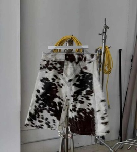 กางเกงขาสั้นหนังวัวแท้ลายขนวัว ดีไซน์ล่าสุดปี 2025 สำหรับผู้ชาย แบบสั่งทำพิเศษ พร้อมกระเป๋าข้าง - Product Image 2