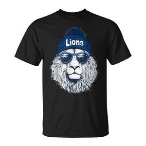 T-Shirt con Faccia di Leone Invernale e Occhiali da Sole, Abbigliamento per Amanti dei Leoni con Design Unico, Prodotto Promozionale - Product Image 1