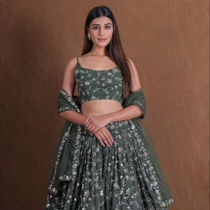 Lehenghacholi en tissu Georgette avec broderie Zari et sequins, avec micro-toile et cancan superposé - Product Image 1