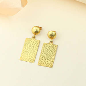 Pendientes Colgantes de Moda para Mujer Anokhi, Diseño Geométrico Texturizado en Tono Dorado - Accesorio de Moda - Product Image 4