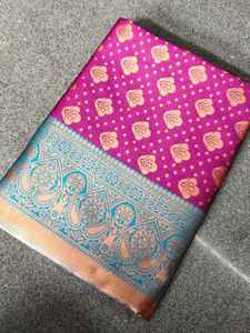 ผ้าไหมกันชิปุรามสำหรับผู้หญิง พร้อมลายดอกไม้สีทองสวยงาม ประดับด้วยลายซารีมีนา บัตต้า และพัลลูที่หรูหรา ผลิตในประเทศอินเดีย - Product Image 4