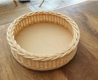 Grand panier en rotin élégant avec tissage épais pour le bois de chauffage du linge ou le stockage d'articles volumineux dans des intérieurs de maison confortables