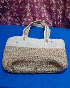 Fabriqué à la main blanc et marron 15*11 en jute sac fourre-tout élégant. - Product Image 6