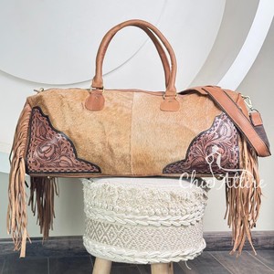 Bolsas de viaje grandes con flecos tostados a mano de diseñador personalizado de fabricante de cuero de vaca unisex occidental de lujo - Product Image 1