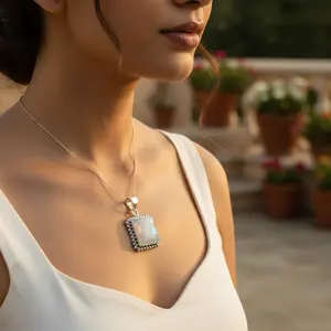 จี้เงินแท้ 925 ประดับพลอยสำหรับผู้หญิง ทรงคุชชั่น คัท มูนสโตน มรกต ซิรคอน ชุบโรเดียม พร้อมสร้อยแบบกล่อง ดีไซน์เรขาคณิต - Product Image 1