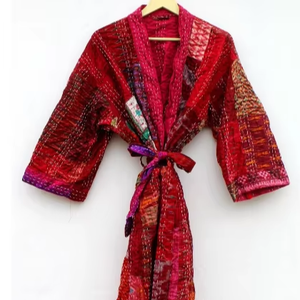 Indien fait à la main rouge soie Sari Patchwork Kantha vestes femmes coton Robes et nuit Maxi robe Vintage vêtements de nuit Kimono Style - Product Image 1