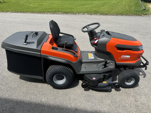 รถแทรกเตอร์ตัดหญ้า Husqvarna TC 220T ปี 2026 ขนาด 108 ซม. กำลัง 19.5 แรงม้า เครื่องยนต์สองสูบ ระบบส่งกำลังไฮโดรสแตติก ถังเก็บหญ้าขนาด 350 ลิตร แบบนั่งขับ - Product Image 4