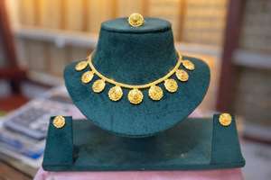 Collier statement exquis plaqué or, lourd, à plusieurs niveaux, à volants, et boucles d'oreilles pendantes avec des accents de pompons 63026 - Product Image 3