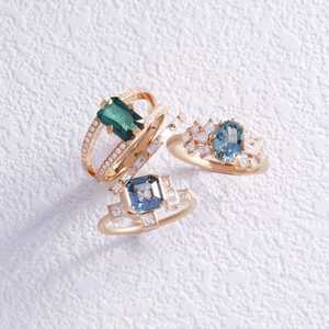 Bague en résine or 18 carats avec spinelle naturelle et incrustation de diamants, design géométrique élégant en acrylique, bijoux chrétiens tendance - Product Image 1