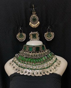 Parure de bijoux tribaux traditionnels afghans en rouge riche avec collier ras du cou superposé avec pierres de verre rectangulaires et ovales - Product Image 4