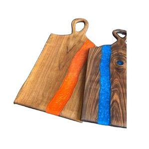 Tabla de cortar de resina con brillantes capas de resina de océano hechas de madera maciza, ideal para cortar pan, aperitivos y verduras - Product Image 5