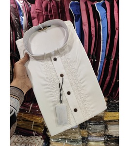 Elegante Aari Work Kurta para hombres en tela de algodón suave que ofrece estilo clásico y comodidad relajada Proveedor indio - Product Image 2