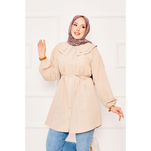 Blusa de Gasa Beige Modesta para Tallas Grandes con Doble Cuello, Cintura con Cordón, Detalles de Encaje, Botones y Estampado de Lentejuelas - Product Image 2