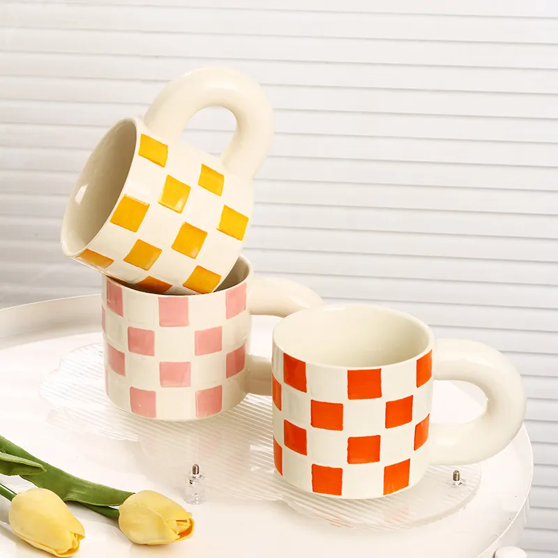 新しいデザインプレミアム最も人気のある製品チェッカーボードセラミックコーヒーマグ14オンス磁器コーヒーカップ誕生日プレゼント用