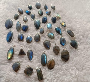 Pendentifs en labradorite flashy naturelle de haute qualité plaqué argent Pendentifs en labradorite en forme mélangée pour hommes et femmes - Product Image 3