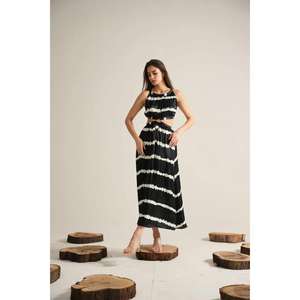 Robe longue bohème pour femme, noire et blanche, tie-dye, découpée, longueur au sol, lavable, naturelle - Product Image 1