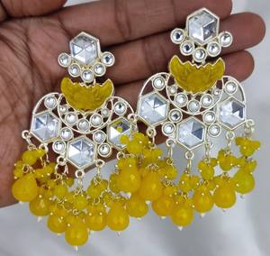 INDIO ÚLTIMO TRADICIONAL KUNDAN CHAPADO EN ORO ALTO CON DISEÑADOR DE PERLAS HERMOSO JUEGO DE PENDIENTES KUNDAN FANCY PARA MUJERES Y NIÑAS - Product Image 4