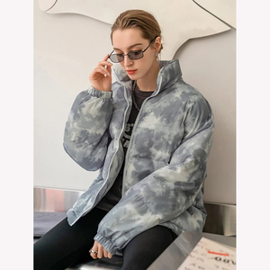 Abrigo acolchado de satén personalizable de talla grande para mujer a prueba de viento e impermeable con cierre de cremallera sublimado y relleno de plumón teñido liso - Product Image 1