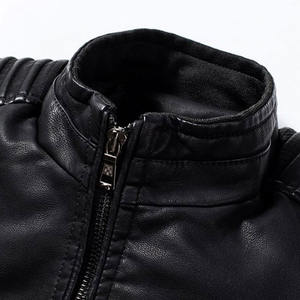 Abrigo de cuero extragrande para hombre en acabado negro liso con cinturón de lazo en la cintura y bolsillos laterales profundos para un estilo dramático - Product Image 2