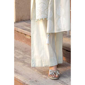 DN-52033 Conjunto de traje de tela de algodón bordado Schiffli de 3 piezas con dupatta de encaje, incluye características de estampado de laca bordado - Product Image 1