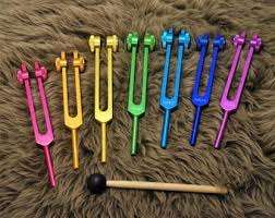 Diapasons colorés pondérés 7 pièces pour la guérison, l'équilibrage du ADN, la vibration et le yoga - Product Image 4