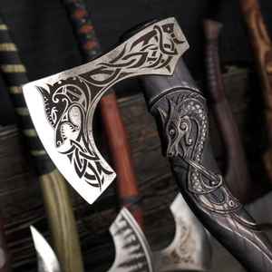 Hache Viking artisanale sur mesure avec manche sculpté en tête de loup, inspirée de la mythologie nordique, de haute qualité avec manche en bois - Product Image 2