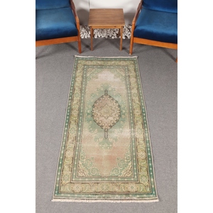 Tapis turc vintage, 2,8x6,3 pieds, vert beige géométrique avec éléments floraux - Product Image 1