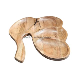 Juego de bandejas de madera de alta calidad en color mango natural con forma de hoja única Acabado liso Perfecto para servir y exhibir artículos - Product Image 1