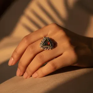 แหวนเงินแท้ 925 รูปทรงสามเหลี่ยม ประดับด้วยพลอยเพทายธรรมชาติ ชุบโรเดียม พร้อมใบรับรอง IGI เทคโนโลยีการฝังแบบ Bezel ของขวัญเครื่องประดับสำหรับผู้หญิง - Product Image 3