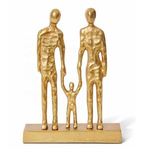 Figurine décorative en or pour homme Objet de table sculptural Pièce d'accent stylée pour bureau à domicile moderne Décoration de table et événementielle - Product Image 2