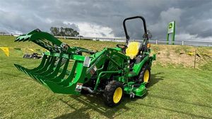 Tracteur utilitaire John Deere 2025R avec chargeur arrière 8HP, type roues, pour usage agricole, occasion, moteur et roulements inclus, modèle 2024 - Product Image 2