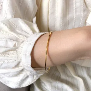 Pulseira minimalista de 18k, bracelete de aço inoxidável banhado a ouro com tarniz, joia clássica lisa e reta