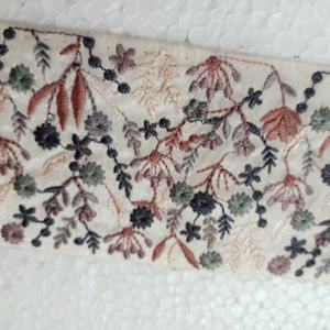 Rubans brodés à la machine sur mesure et lacets pour robes de mariée Divers modèles et fils multicolores - Product Image 5