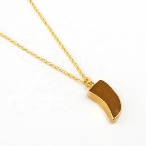 Collar con colgante de Calcedonia amarilla natural, abalorio de diseñador con forma de clavo con artículo de regalo de latón galvanizado dorado - Product Image 1
