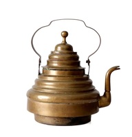 Théière et bouilloire en laiton fabriqués à la main avec des vibes vintage classiques idéales pour les cuisines traditionnelles et les collectionneurs du patrimoine
