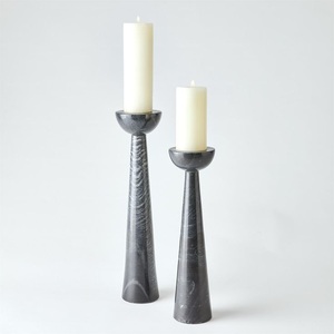 Portavelas de mármol negro con base cónica y velas de Pilar Blanco acento moderno para decoración festiva y del hogar - Product Image 1