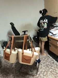 Élégant sac en raphia avec poche en cuir - Product Image 3