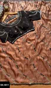 Sari indien attrayant en soie Fendy avec travail de sequins et pièce de blouse en or froissé pour les fêtes et les festivals - Product Image 3