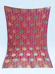 Robe somalienne traditionnelle luxueuse Maqbal Dirac en tissu mou et transparent, brodée de fleurs magenta, avec un châle bleu - Product Image 2