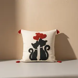 Housse de coussin carrée décorative en coton réversible brodée motif chat romantique, faite à la main, personnalisable, pour canapé et maison - Product Image 1