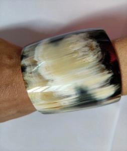 Brazalete de cuerno de búfalo de color natural con diseño de ágata Estilo animal elegante de F S International - Product Image 4