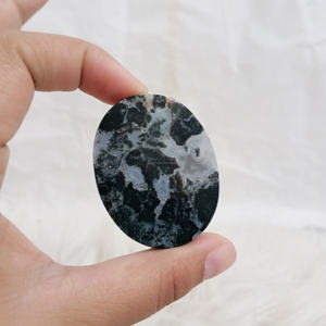 Agate verte naturelle d'Indonésie, pierre lisse, motif de mousse clair, 45×35 mm - Product Image 6