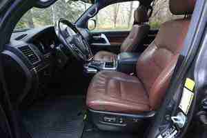 รถ SUV ปี 2024 ความจุมากกว่า 8 ลิตร เครื่องยนต์ V8 ขับเคลื่อน 4 ล้อ พวงมาลัยซ้าย เบาะหนัง กล้องมองหลัง 360 องศา เกียร์อัตโนมัติ หลังคาซันรูฟแบบพาโนรามา - Product Image 3