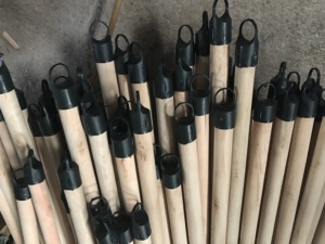 Manche de vadrouille en bois d'eucalyptus de 120cm avec capuchon en plastique Finition durable lisse, écologique et résistante à l'humidité - Product Image 2