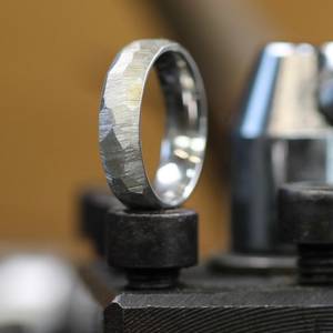 Bague de mariage en acier inoxydable faite à la main avec finition martelée, couteaux de fiançailles personnalisables de qualité bricolage, support du fabricant OEM - Product Image 5